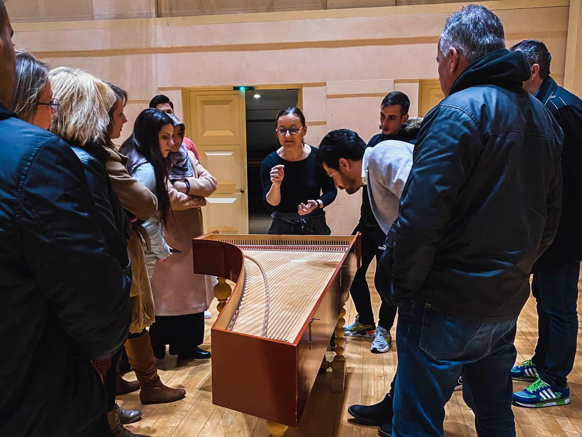 Concert_Lorrain's tweet photo. Hier, l'association Alaji s'est rendue à l'Arsenal pour un atelier animé par Anne-Catherine Bucher en collaboration avec la Cité Musicale. Au programme : découverte du clavecin, explications du spectacle "Bach is Back" et apprentissage du menuet ! https://t.co/rM1dnZWgb3