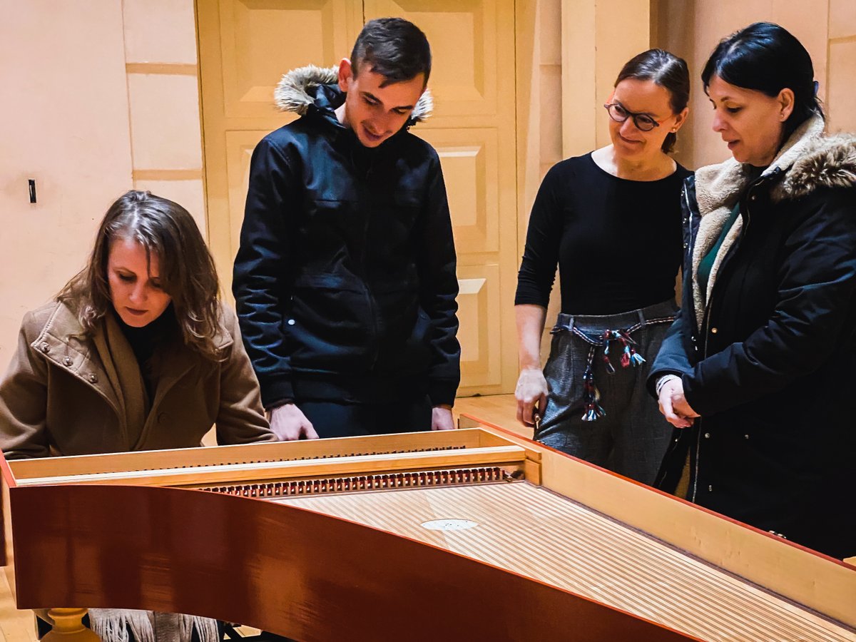 Concert_Lorrain's tweet photo. Hier, l'association Alaji s'est rendue à l'Arsenal pour un atelier animé par Anne-Catherine Bucher en collaboration avec la Cité Musicale. Au programme : découverte du clavecin, explications du spectacle "Bach is Back" et apprentissage du menuet ! https://t.co/rM1dnZWgb3