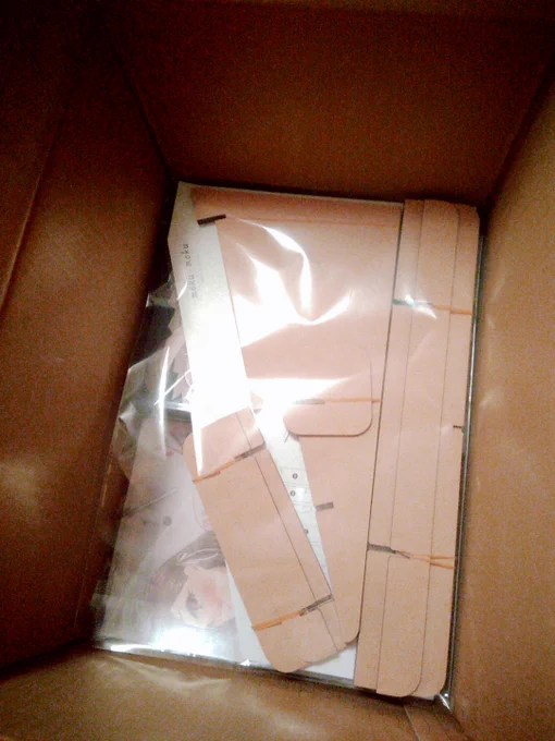 栄光(moku×moku)のB5*4種用ブックスタンド買ったのでレポ①②枚目30p本×10冊ずつ置くと指1本くらい余る44p本×10冊でぴったり上段の下1/3が隠れるデフォルトで4種用の長い板(右)と、2種用の短い板(左)の両方ついてくる③下段のみ使用でもいけそう?④枚目B4ダンボールぴったり 