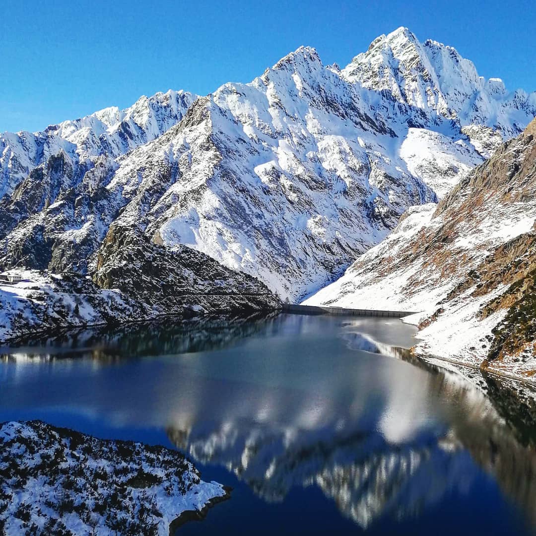 Lake Barbellino is a majestic artificial body of water, the largest in the area. An authentic jewel that when surrounded by snow becomes even more magical!

bit.ly/3bAgl8E

📍 Lago del Barbellino
📷 <a href="/mariatropia/">ma tropia</a>

#visitbergamo
#bergamojustamazing
#inLombardia
