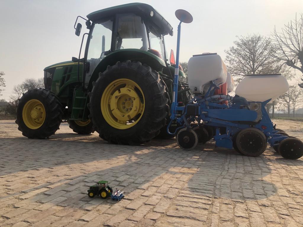 MonosemOfficiel's tweet photo. Premiers semis de #maïs au Pakistan pour #Monosem. Et la #bineuse est prête pour la suite !
First #corn #planting in Pakistan for Monosem. And the #hoeing machine is ready !
#precisionplanter #semoirdeprecision #agriculture #farming #pakistan https://t.co/R850asxwNA