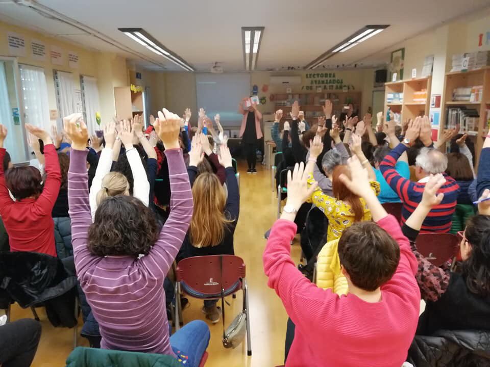 unpuntocurioso's tweet photo. Ayer disfrutamos muchísimo en la sesión formativa UNA BIBLIOTECA VIVA que realizamos con el Grupo Cooperativo @bibliotecasab y hoy os lo contamos en la web https://t.co/ZHYAuIvlye 

Gracias por la motivación, el entusiasmo, la curiosidad y la emoción :-) #bibes #Albacete #lectura https://t.co/FvrW3XIM5n