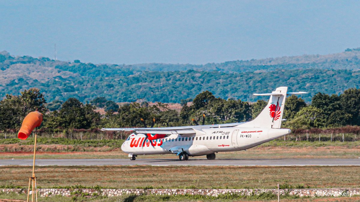 k3vinkm's tweet photo. #PlaneSpotting at #Rote, the southern most airport in Indonesia.
.
#WingsAir #LionAirGroup
#ATR #ATR72 #ATR72600 #ATRLovers #ATRLeads
#RoteIsland #PulauRote #ExploreRote #VisitRote #ExploreNTT
#IndonesianSpotters #KFAIndonesia #JelajahNusantara #IndoAeroVID #AvGeek #AviationGeek https://t.co/AAw8T5JJZk
