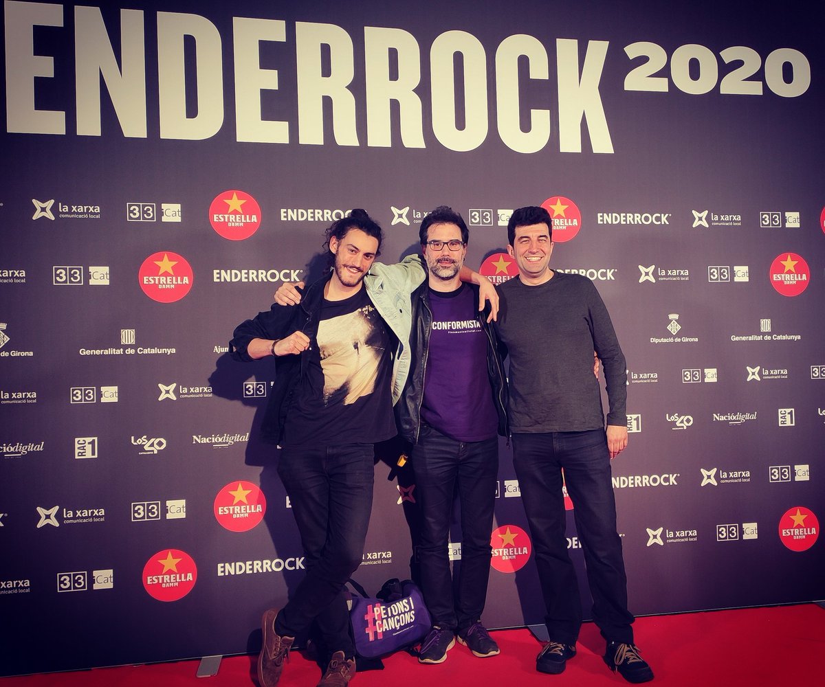 paxofon's tweet photo. Ahir ens vam ajuntar el bo i millor de cada casa als #premisenderrock 😜🤘 Prou be, aquest cop no es va fer molt llarga 😄
#premis  #musica #catalana #enderrock #girona #catalunya #revista #enderrock #laxarxa #tv3 #grups #premiats #music #música #paxofon #fina #ojospardos https://t.co/TeDISXEs1w