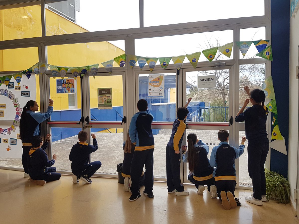 luisa_justicia's tweet photo. En @Novaschool_es #MedinaElvira #Granada practicamos los verbos en los cristales del cole #lengua #6primaria https://t.co/y4c0ynJlWX