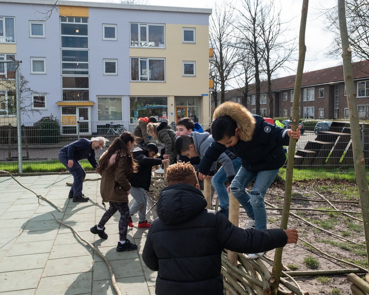Gemeente_Lwd's tweet photo. Gisteren werkte de Buitendienst samen met leerlingen van  OBS De Plataanschool. Ze maakten schermen van wilgentakken. Zo zijn de wilgen klaar voor het nieuwe jaar, krijgt het schoolplein een make-over én hebben de leerlingen een actieve dag.💪 https://t.co/YVDLTGZMul