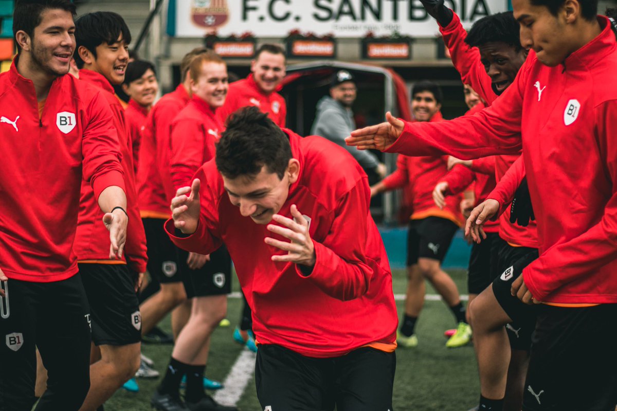 b1socceracad3my's tweet photo. FRIDAY... and that's how Justan's training started again, with the longest #pasillo we've ever seen in #B1. Welcome back!!! ⚽️😱🤛🏻 #TGIF #B1Players #MICPlayer #B1Teams https://t.co/DoNus3cNeo