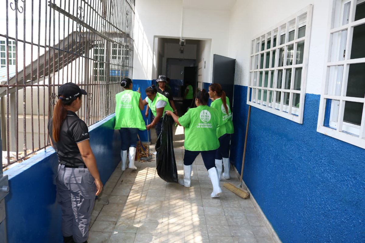PenitenciarioPA's tweet photo. Ahora 👉 Privadas de libertad del CEFERE de #Extramuro realizan limpieza en el Instituto Fermín Naudeau, como parte del Plan Nacional de Mantenimiento "Unidos en mi Escuela', aporte que ayudará a los estudiantes del país #UnidosLoHacemos https://t.co/uIwVO9XhnW