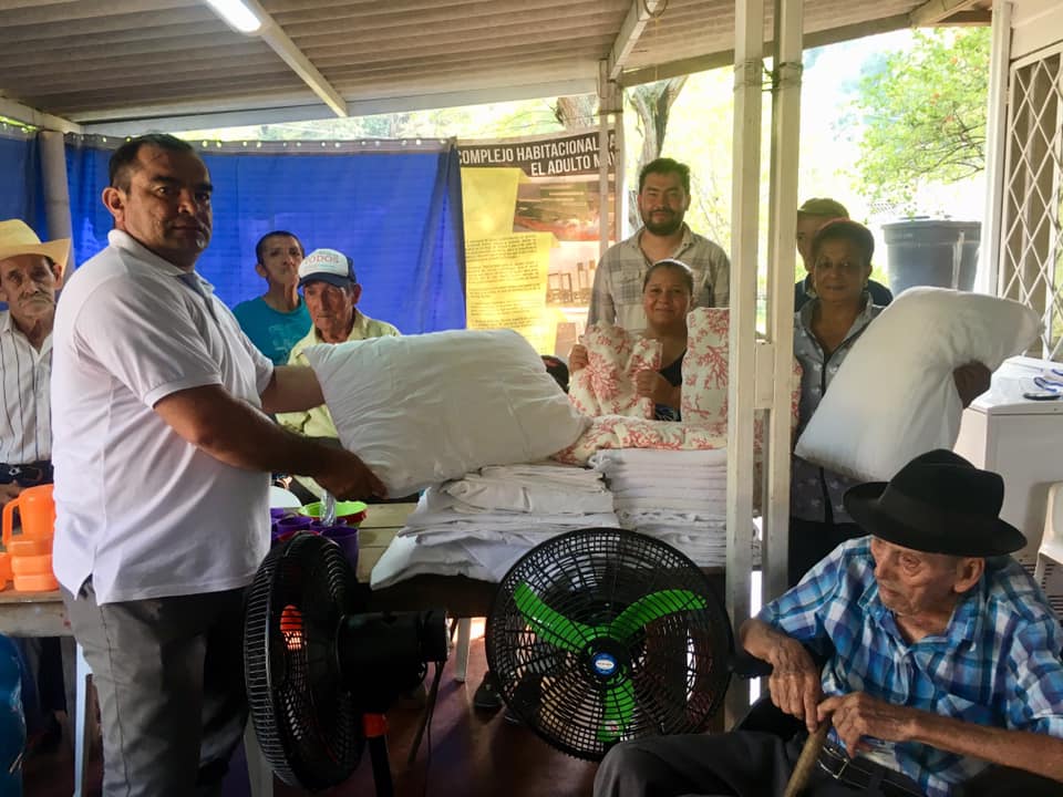 AlcaldiaApulo's tweet photo. Se llevó acabó una entrega de implementos d dotación, a la Casa Hogar la Esperanza, encabezado por el Gestor Social de Apulo Richard Hernández y el Concejal José Luis Díaz Moreno, agradecemos a las personas q se vincularon para realizar esta bella labor https://t.co/sAC28et7N6 https://t.co/pmbPN9cbhO