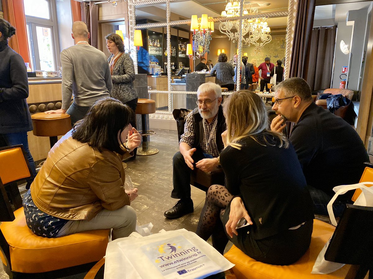 eTwinningFrance's tweet photo. Le séminaire n’est pas encore véritablement entamé, mais les échanges vont déjà bon train entre les enseignants polonais et français #etwinning #eTwinNice20 @eTwinningPolska https://t.co/c67bnr2A7q