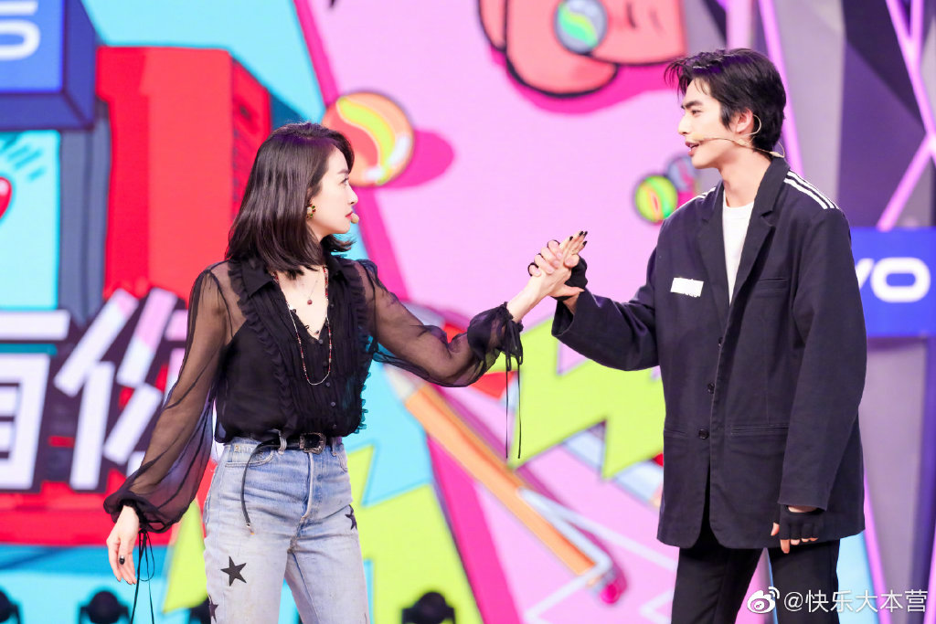 fxspainn's tweet photo. [FOTOS] 200227

Previews de "Happy Camp", con #VictoriaSong. (2/2) https://t.co/0JweyDcKyW