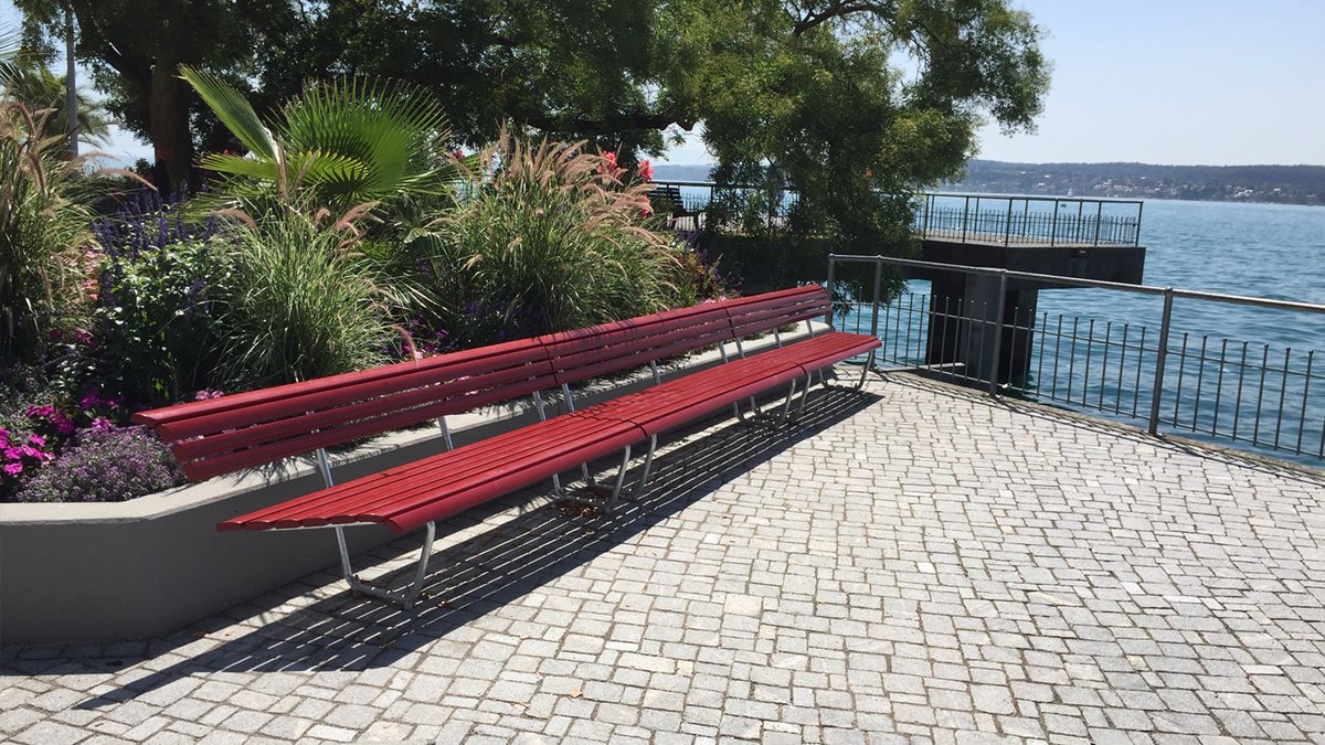 burriworld's tweet photo. 80 Jahre nach der Landesausstellung in der Schweiz hat BURRI für die Landesgartenschau in Überlingen mehr als 100 Landi Bänke in Spezialanfertigung produziert und montiert. #publicelements #publicspace #landesgartenschau2020
https://t.co/maFWTpJ5uC https://t.co/ZGhox7pnMo