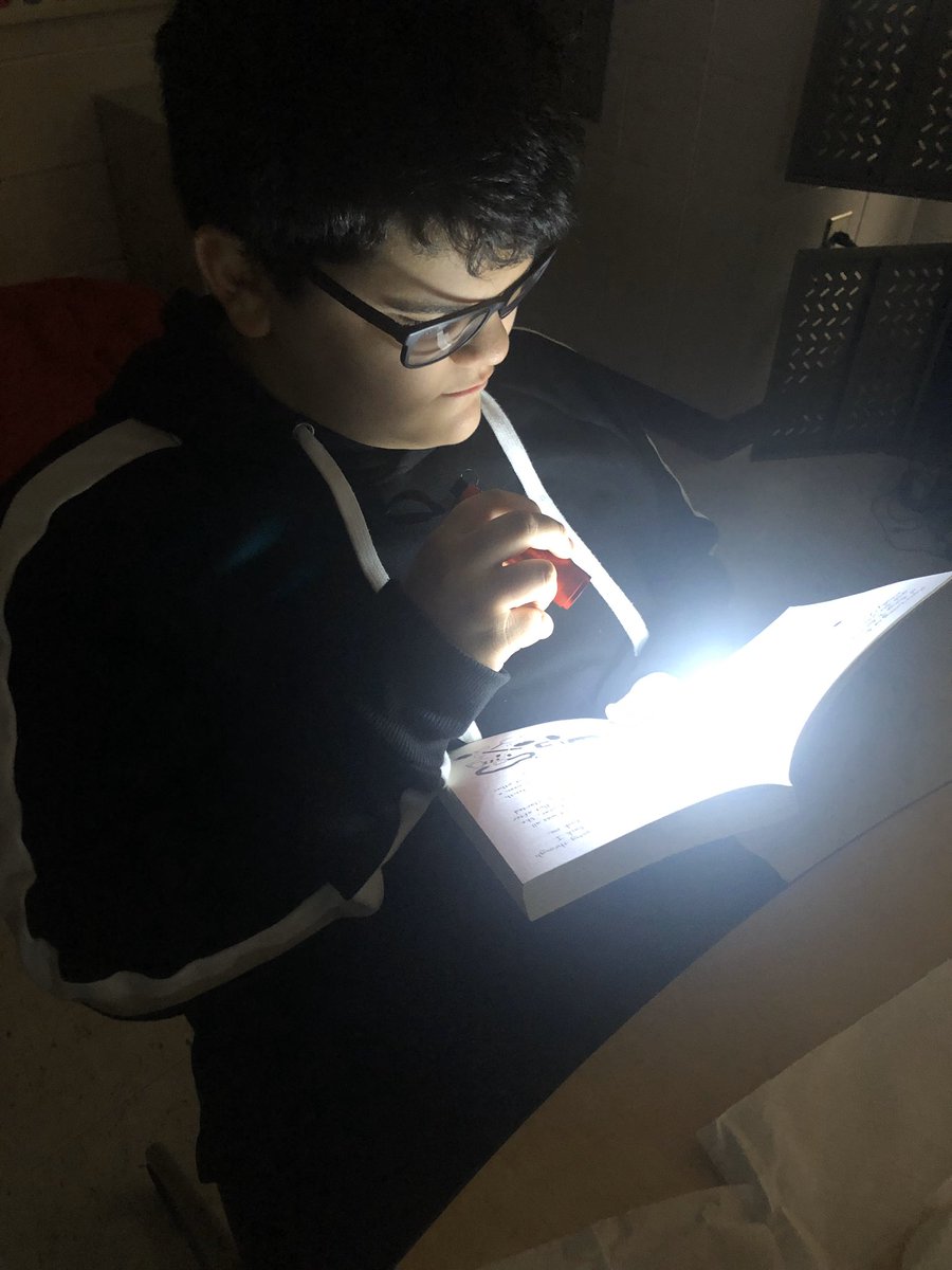 Mrsknadeau's tweet image. 🔥Flashlight reading and campfire snacks.#wrmswolves #righttoreadweek #reynproud #Campreadsmore