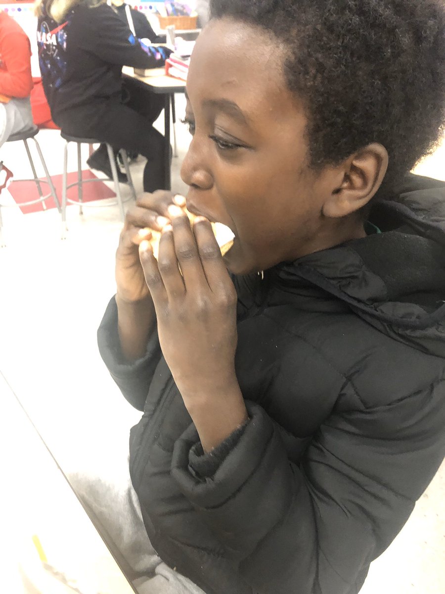 Mrsknadeau's tweet image. 🔥Flashlight reading and campfire snacks.#wrmswolves #righttoreadweek #reynproud #Campreadsmore