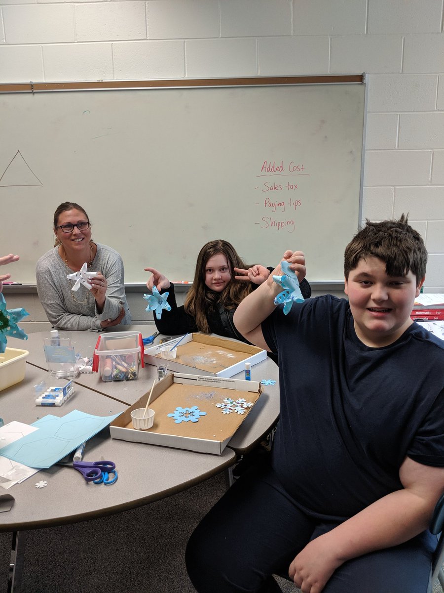 Working hard making snowflakes for our Iditarod hallway with Mrs. Graves class! Very talented kids! @cms_grizzlies