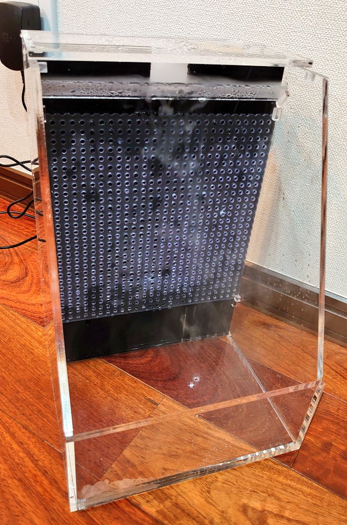 Yoyo در توییتر 苔用の水槽だいたい出来た 霧化器の水深調整にちょい失敗したので運用でカバーする なかなか良いのではないか 自画自賛 自作 水槽 アクアテラリウム