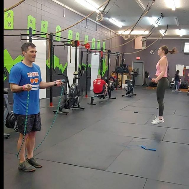 Setting new jump rope PRs and working with heavy ropes!
Such a fun and successful 5:30 am jump rope clinic at CrossFit Oddity in Huntsville, Alabama!
Looking forward to the rest of the classes today.
...
#alabamatrip #crossfitoddity #muteclinics #muterop… ift.tt/39sAiN6