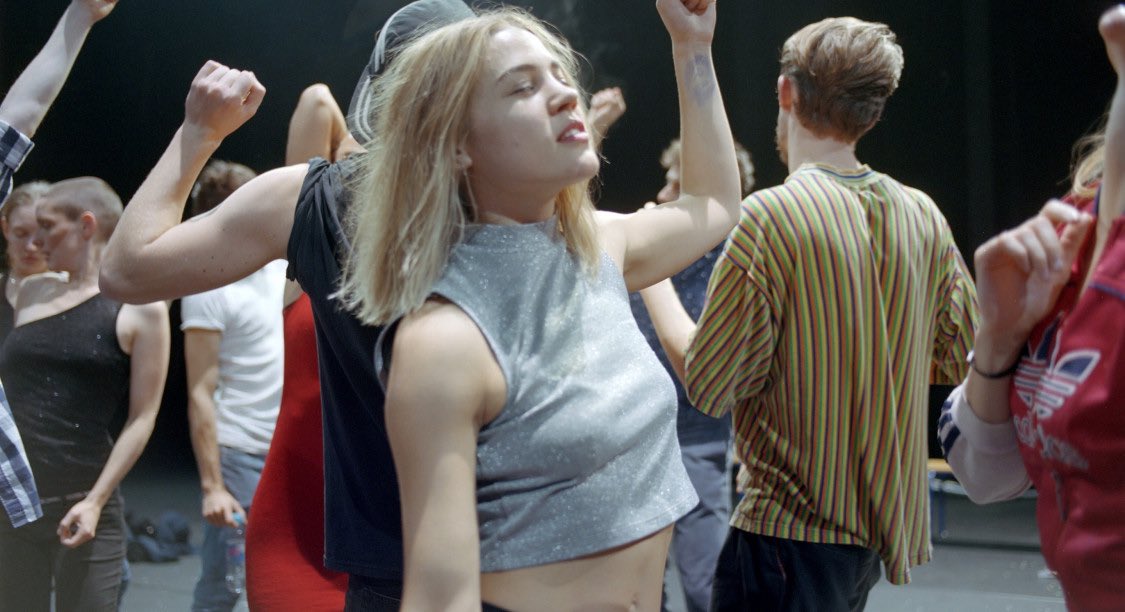 « A crowd of young adults possessed by a contagious excitement poses a question: How much do we desire violence? » —- Gisèle Vienne • Crowd (Detroit techno from early 90s &amp; music from KTL) youtube.com/watch?v=JSECce…