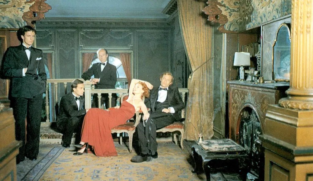 Calcutta, India. Delphine Seyrig and her lovers. The ghostly and erotized cinematography of Bruno Nyutten &amp; YSL fabulous outfits • India Song (Marguerite Duras, 1975) youtube.com/watch?v=laUM85…