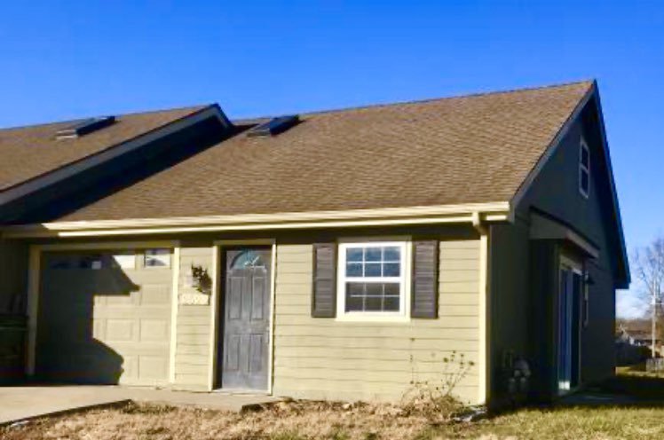 MidwestPropMgmt's tweet photo. The perfect pace to entertain on game days! 3-bed duplex available now!

https://t.co/Joaxijgdgt https://t.co/NOzvdwCEbT