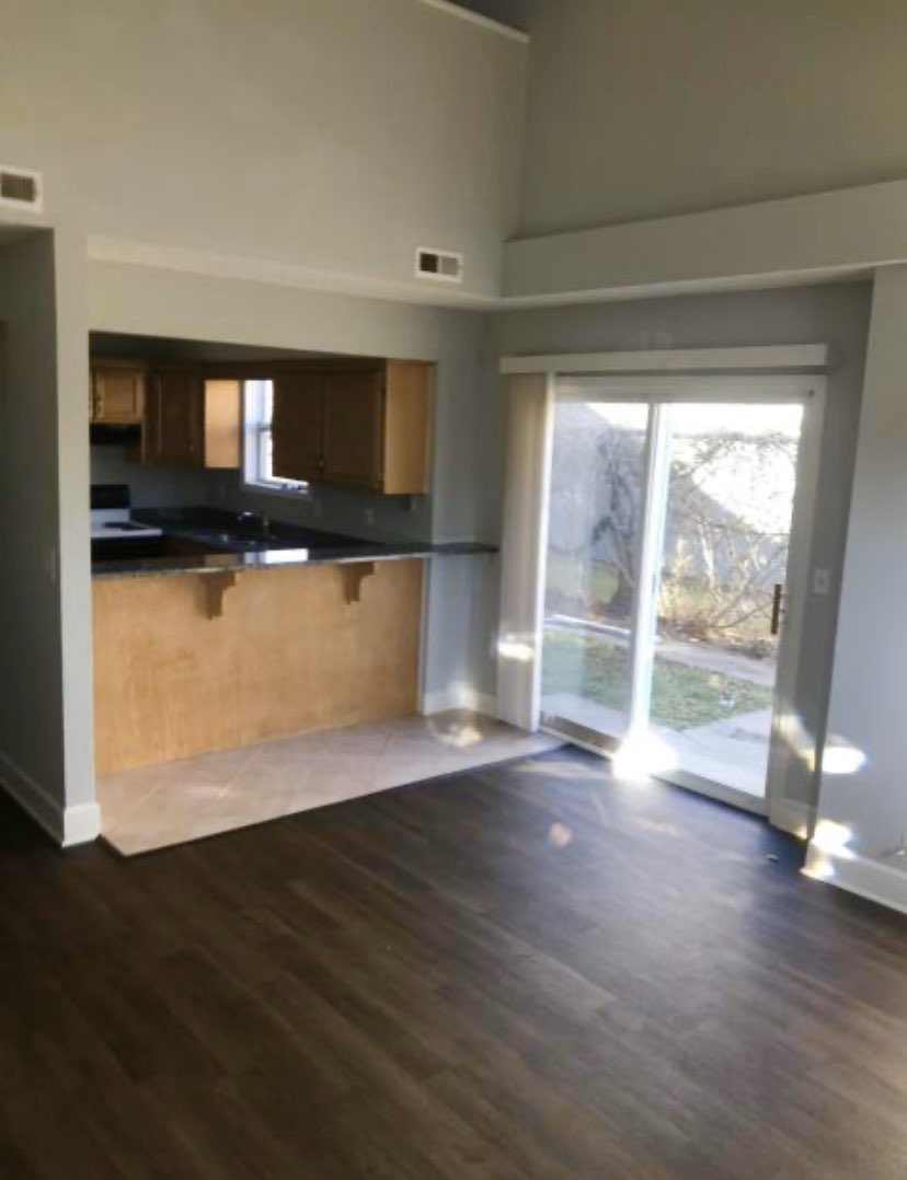 The perfect pace to entertain on game days! 3-bed duplex available now!

tinyurl.com/uvlm2rp