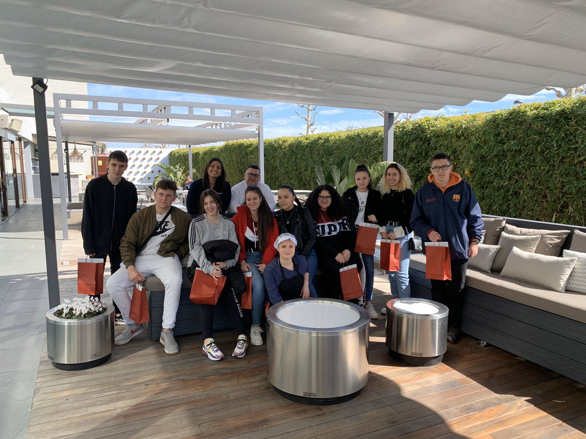 andreapradariz1's tweet photo. Hoy hemos recibido la visita de los alumn@s @insillabanyols para conocer al equipo y al hotel del @Trypaeropuerto 🏨Ha sido un placer chic@s!! Esperamos veros pronto 👏🏼 #Meliaspain #meliacareers https://t.co/LcOTi0HTRz