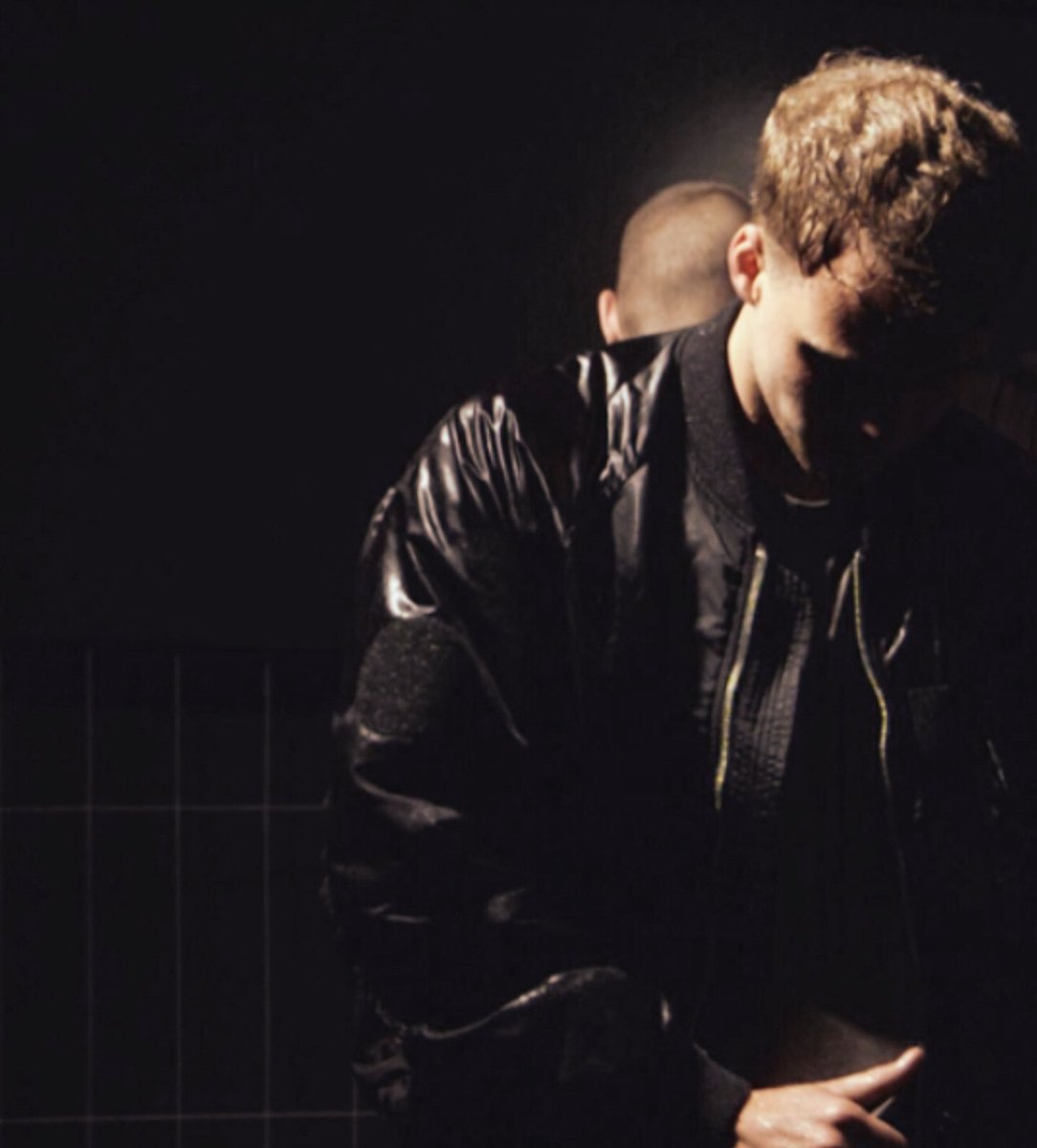 Sensuality, emotional violence, tenderness, or alienation. A journey into 15 dancers’ backstories, nights, parties, &amp; loves set to the pulsating beat of loud electronic music.• Si c’était de l’amour (dir. Patric Chiha, based on Gisèle Vienne’s Crowd) m.youtube.com/watch?feature=…