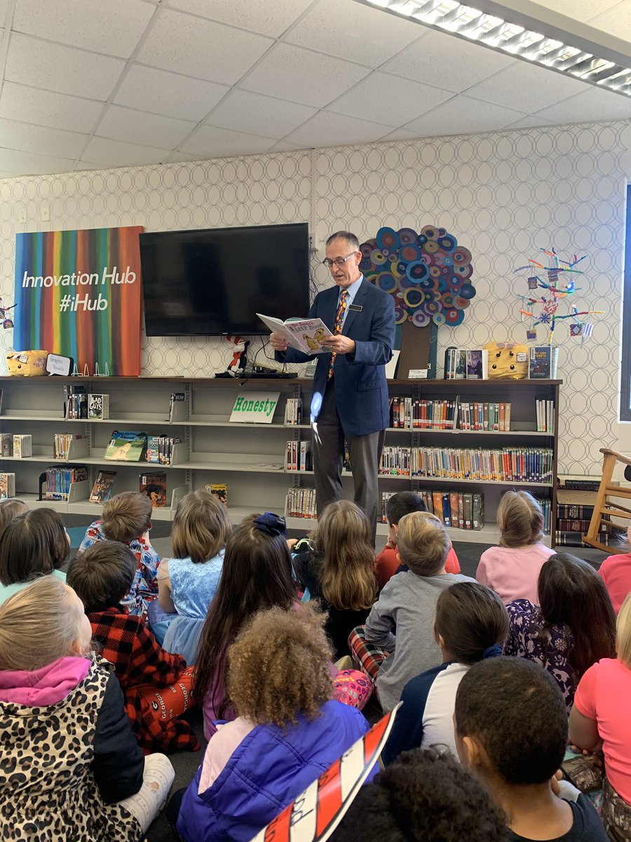 GilbertSTEMGES's tweet photo. We love when our superintendent, Mr. Raines, comes to visit our Gators! Especially when he brings a book to share with us! 📚 ❤️#ReadAcrossAmericaWeek #DrSeuss #SleepBook #PajamaDay https://t.co/e4s5yZogdS