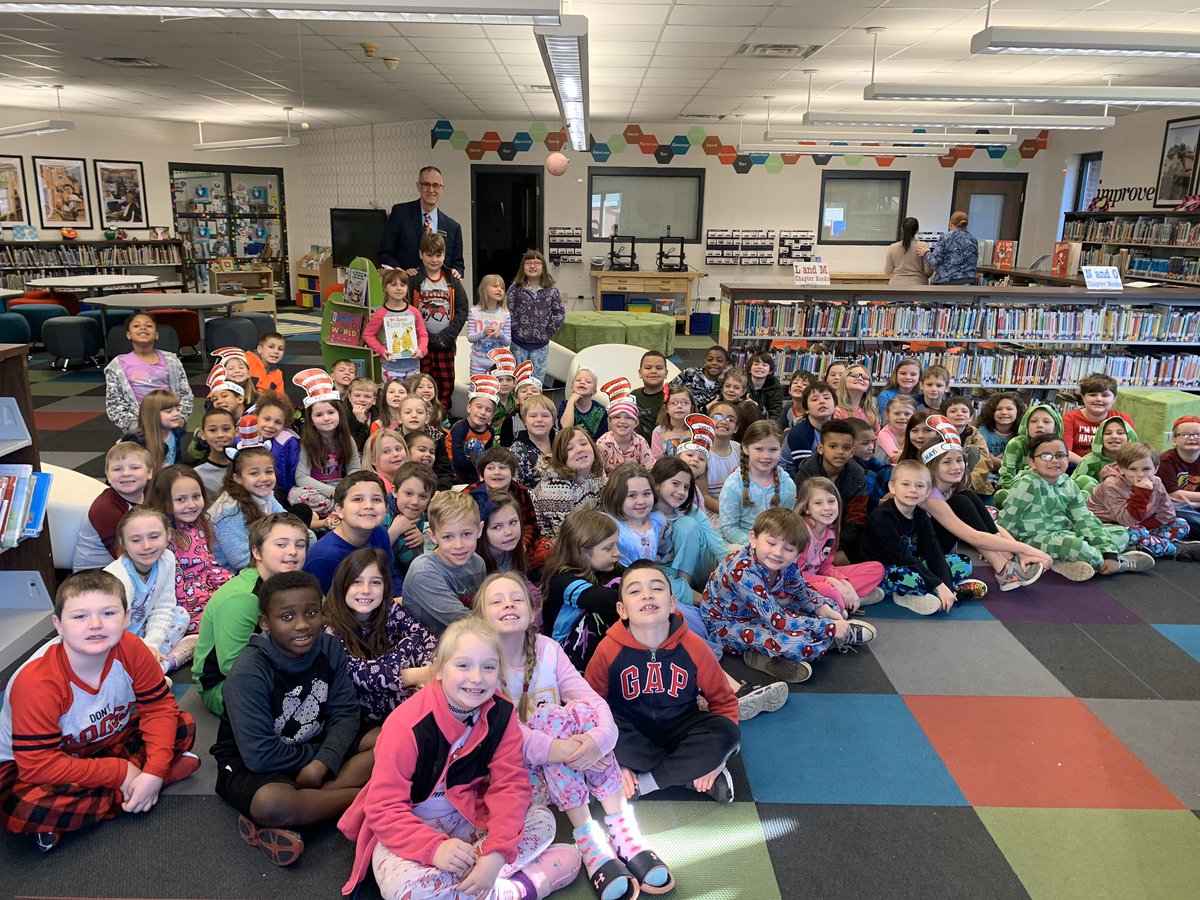 GilbertSTEMGES's tweet photo. We love when our superintendent, Mr. Raines, comes to visit our Gators! Especially when he brings a book to share with us! 📚 ❤️#ReadAcrossAmericaWeek #DrSeuss #SleepBook #PajamaDay https://t.co/e4s5yZogdS