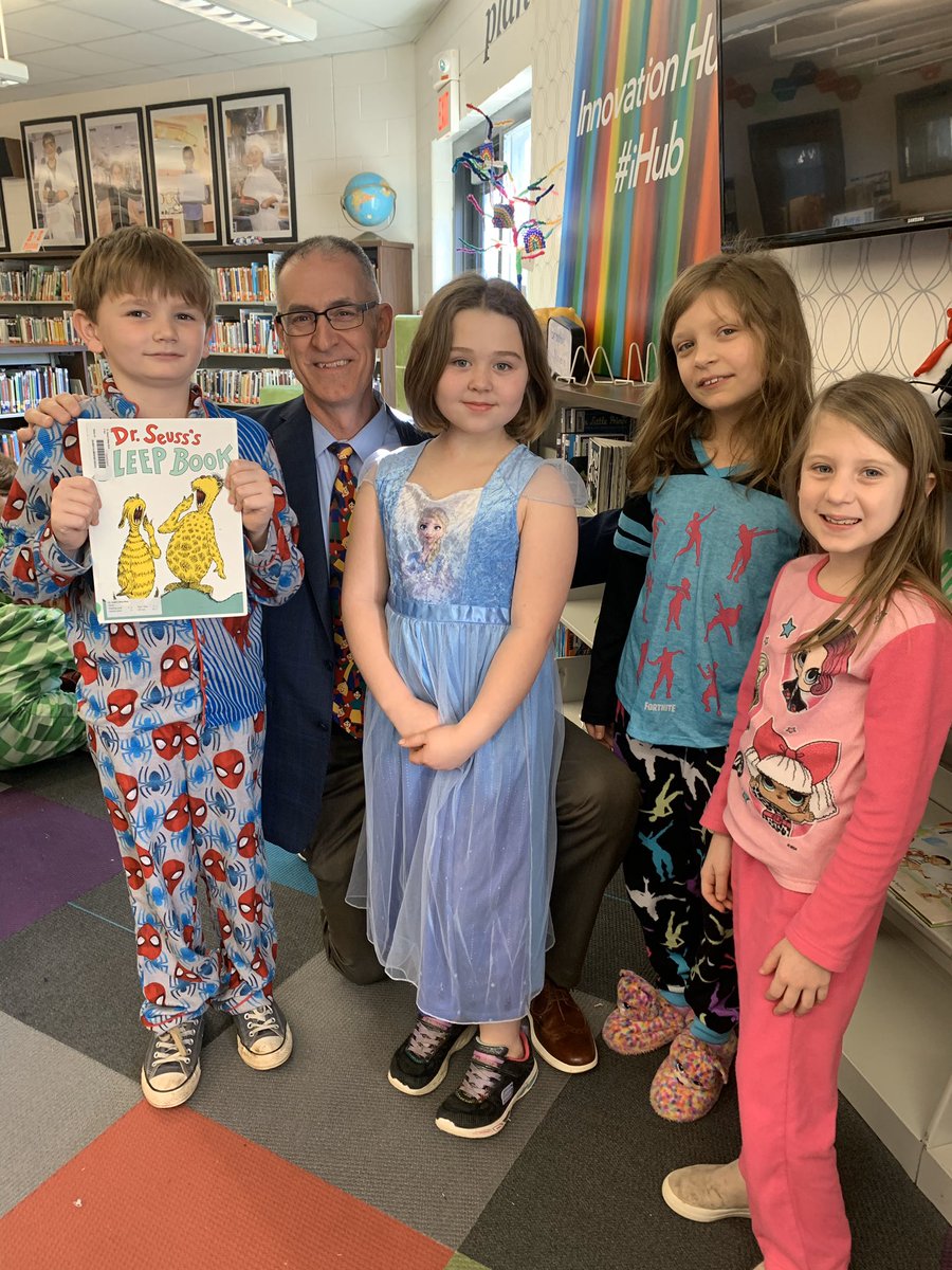 GilbertSTEMGES's tweet photo. We love when our superintendent, Mr. Raines, comes to visit our Gators! Especially when he brings a book to share with us! 📚 ❤️#ReadAcrossAmericaWeek #DrSeuss #SleepBook #PajamaDay https://t.co/e4s5yZogdS
