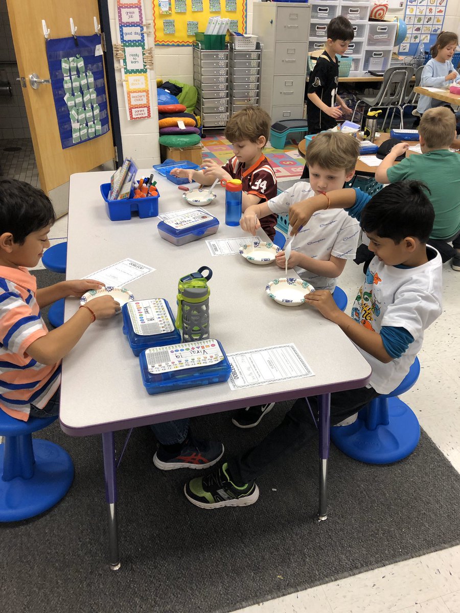 lfarmerteach's tweet photo. A little Oobleck fun! Read Across America Week @PThiessen_LCPS https://t.co/jxzdZdQmY1
