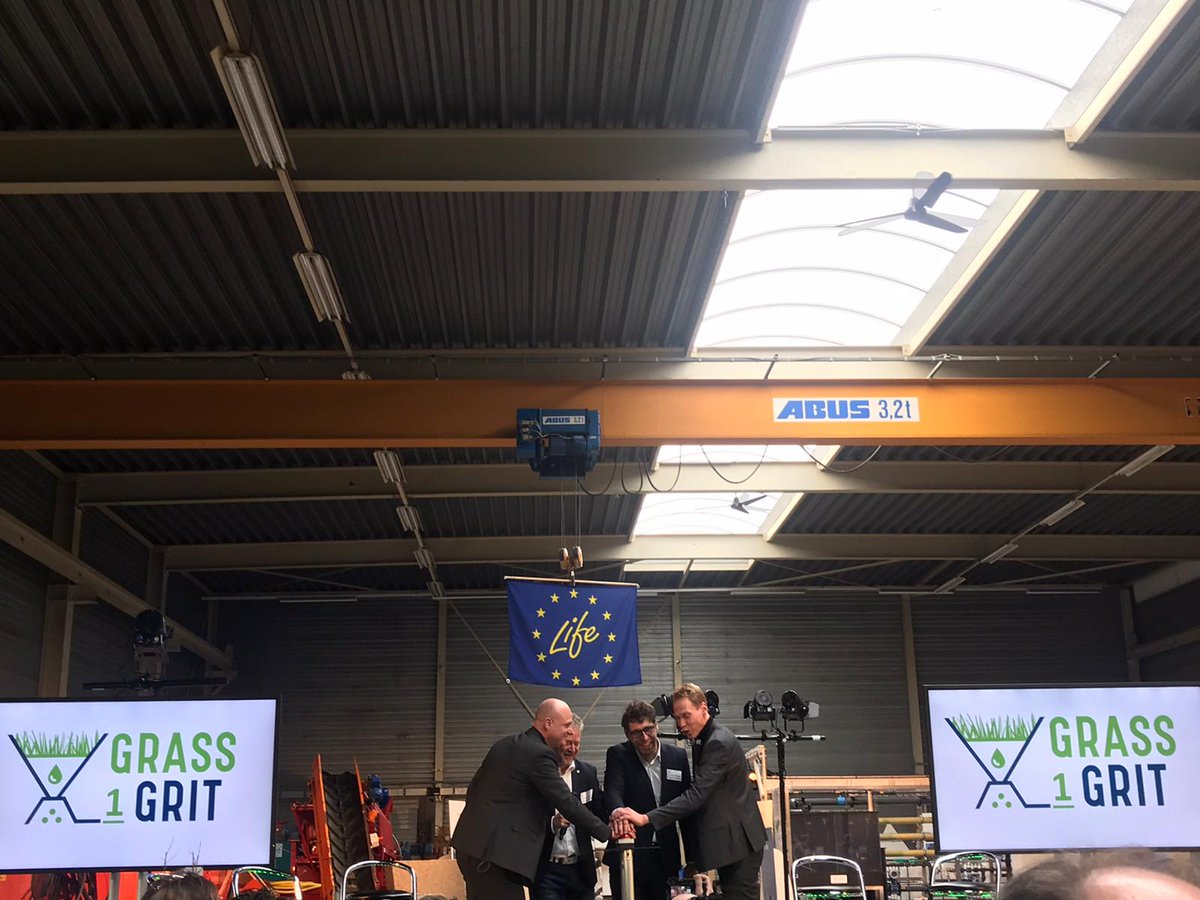 Wij waren aanwezig bij de opening van de #Grass2Grit fabriek in @GemLdijk. Een mooie #innovatie waarbij #grassap gebruikt kan worden voor o.a. het strooien van de wegen. Hopelijk kunnen wij dit in de toekomst ook gebruiken voor de #gladheidsbestrijding in <a href="/gemeentealkmaar/">Gemeente Alkmaar</a>