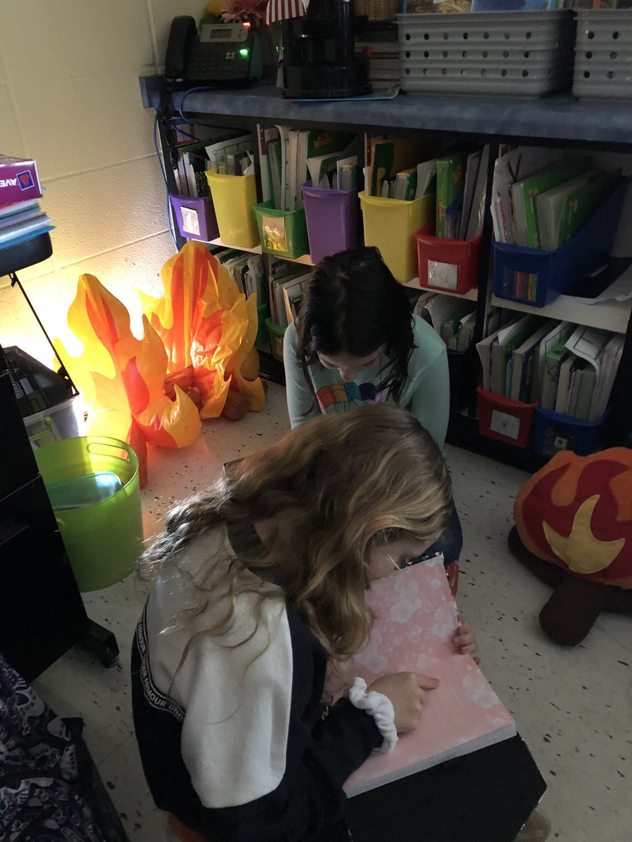 AlysonDurrett's tweet photo. Camp Read S’more- Students are enjoying some flashlight reading! @columbiaeschool #cesastros #gofourthCES https://t.co/yLan4nHZji
