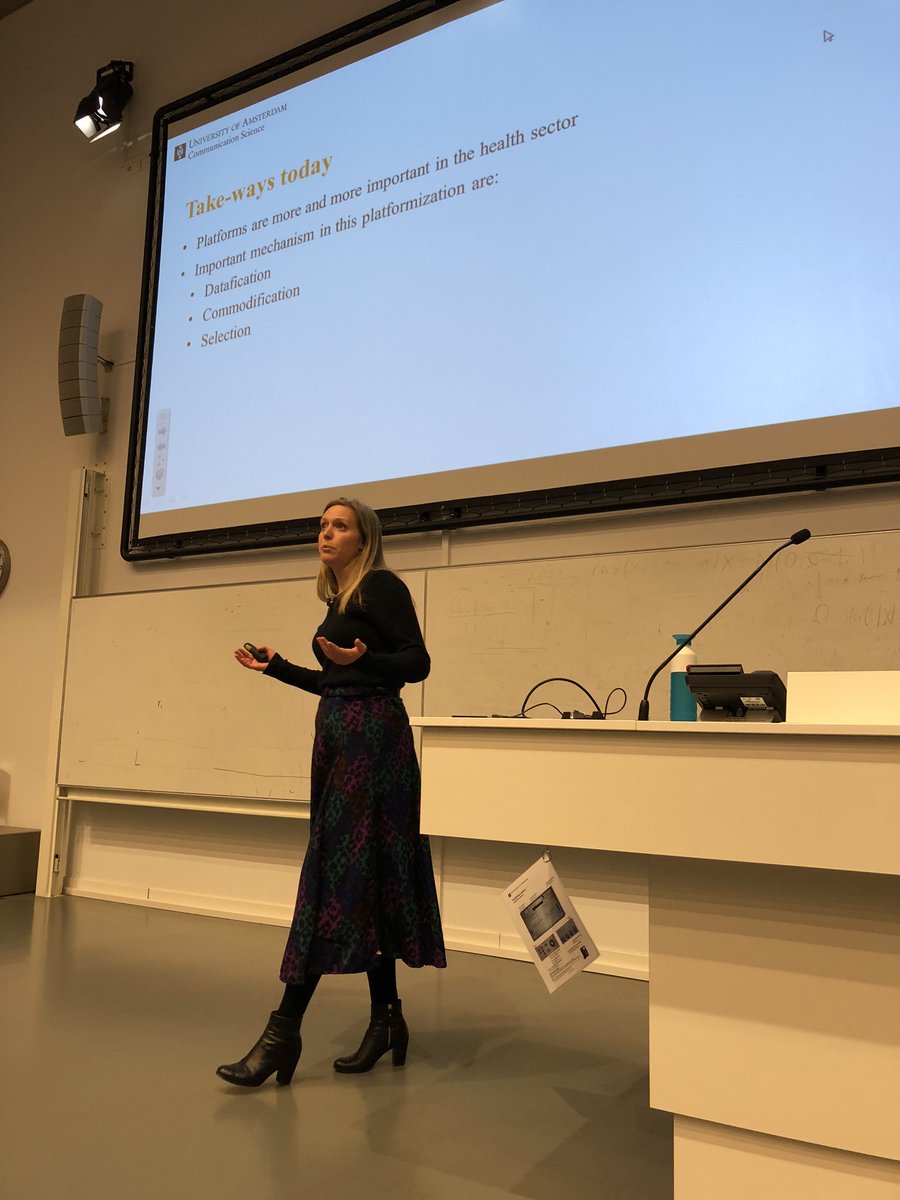 Brahim_Zr's tweet photo. In this week’s lecture on Algorithmic Persuasion, @sophieboerman addresses the role and impact of algoritms in health communication @FMG_UvA 👏👏 #algorithms #persuasion #bachelorcourse https://t.co/fFQDnvM7Dd