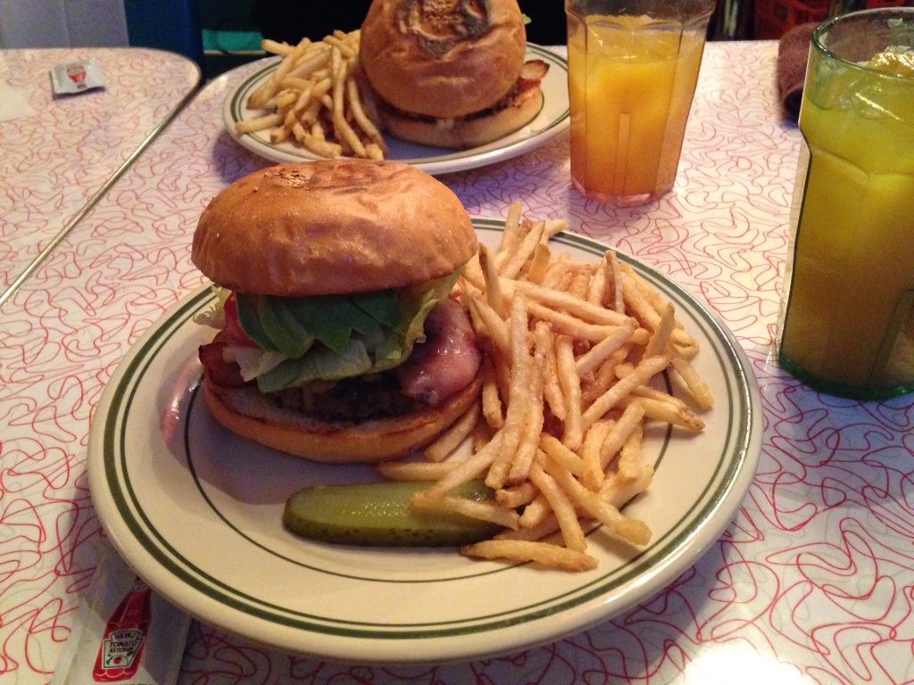 miyu_nanami's tweet photo. Bashi Burger Chance with @LMYume and @Caruka_chan (*´꒳`*) #MiyuinJapan https://t.co/OFHBU78h2G