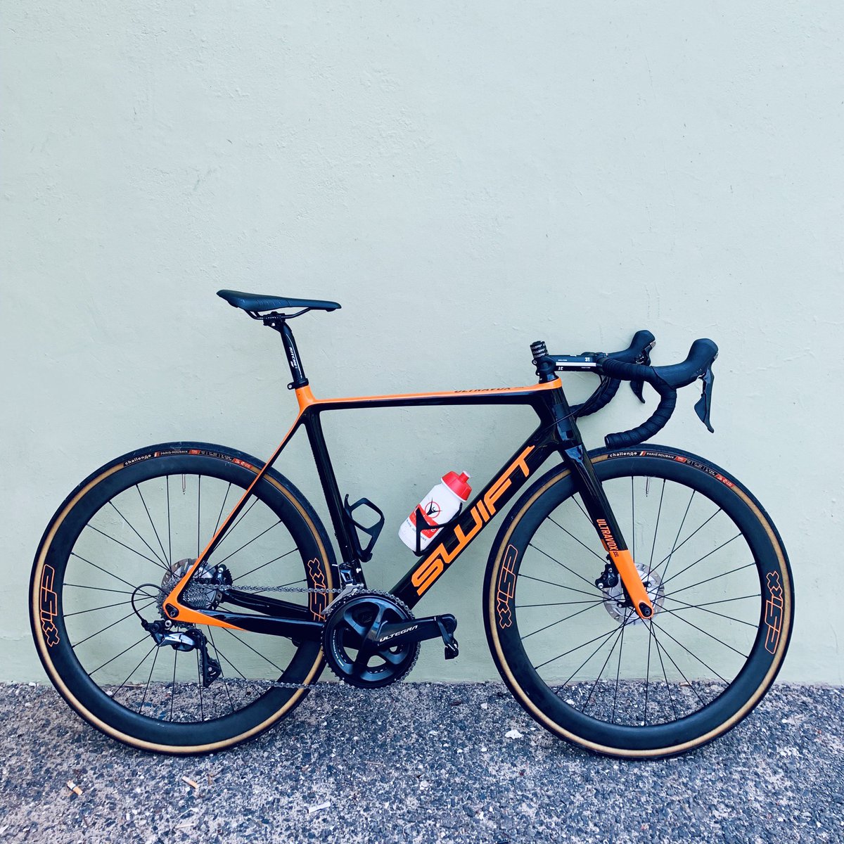 OliverMunnik's tweet photo. Slam it, send it and go 🚲💨
_
The @SwiftcarbonSA UltraVox with 40mm @cSixx_products hoops and -17* stem is looking mighty fine ahead of Sunday’s Fun Rider World Champs 🍊🎱🌈 https://t.co/ggbZ08AQOh
