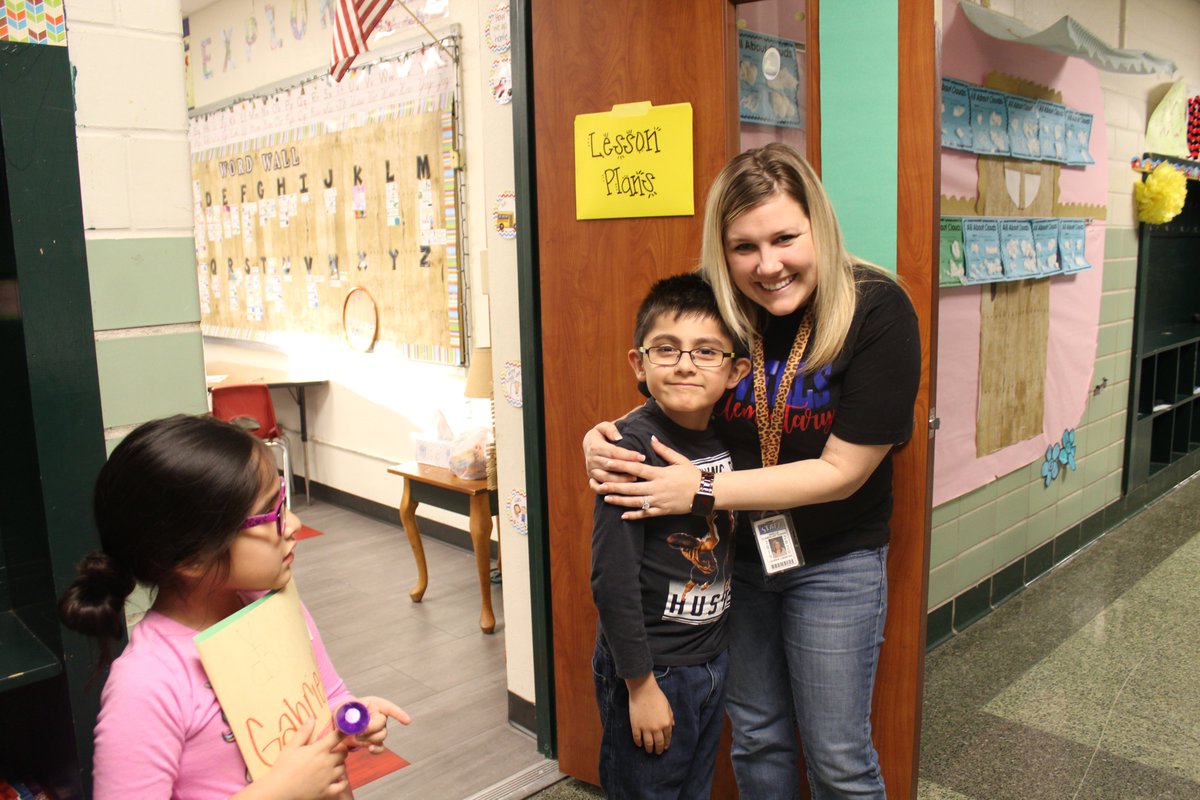SivellsElem's tweet photo. Open House at Sivells was a huge success! We had lots of families come out and view all their students hard work and visit the library as well! #wearewharton #sivellssuccess #sivellsrocks #sivellsrules #sivellsstrong https://t.co/NUATpeg9fQ