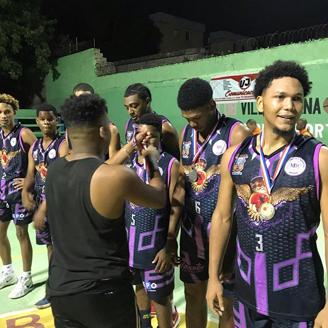 SogaBaloncesto's tweet photo. Entrega de medallas al equipo campeón del Torneo Carnavalesco (Jaime Rondón) La Uva.... @revelacioncarnavalesca CAMPEONES 2020.

📸 https://t.co/yRGMnLELd0 via https://t.co/8mvEcVBta8 https://t.co/efMG7rCtvo