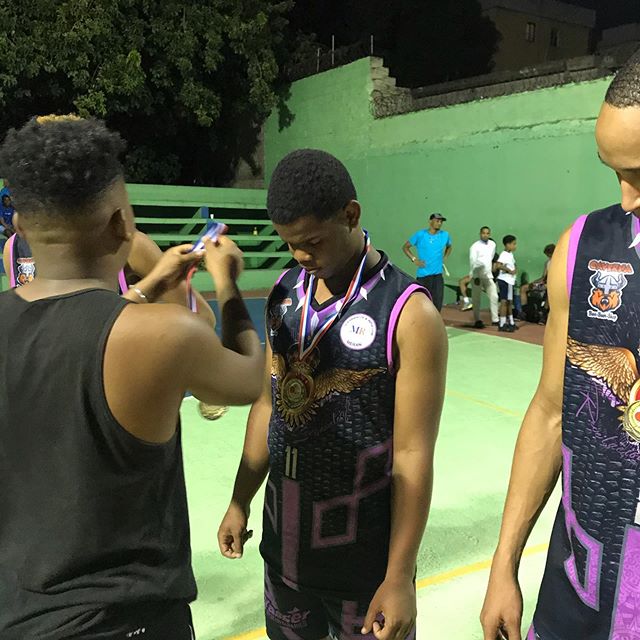 SogaBaloncesto's tweet photo. Entrega de medallas al equipo campeón del Torneo Carnavalesco (Jaime Rondón) La Uva.... @revelacioncarnavalesca CAMPEONES 2020.

📸 https://t.co/yRGMnLELd0 via https://t.co/8mvEcVBta8 https://t.co/efMG7rCtvo