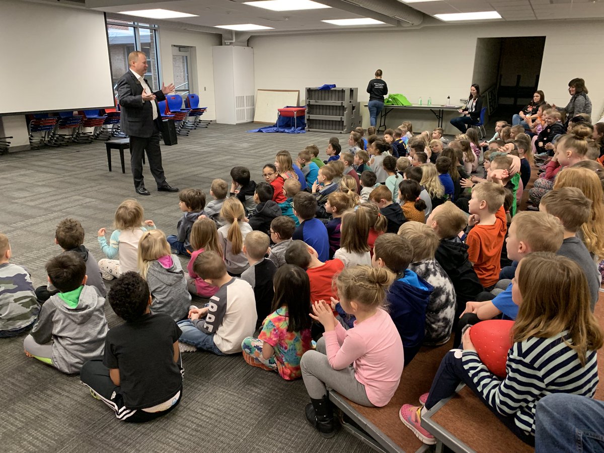 GitlerJack's tweet image. Welcome mystery reader State Senator Peter MacGregor!  Thank you for a great visit to Brown Elementary. #bcbrownrocks