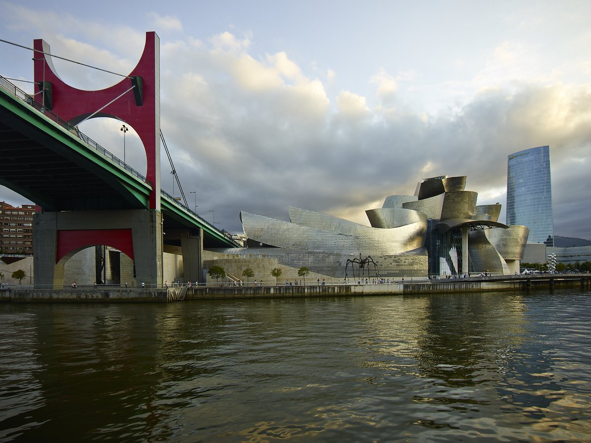 MuseoGuggenheim's tweet photo. Cuatro obras de arte en una misma foto… ¿las identificas? 
#FrankGehrysFridays 
#ContemporaryArt https://t.co/aZ2N8t8WGi
