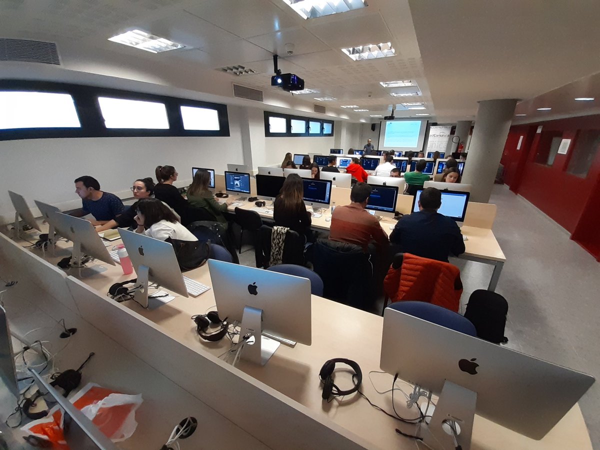 adComunica_cs's tweet photo. Iniciando el taller #TwitterAC con @carbellido en la @ujiuniversitat, en el curso de gestión eficaz de redes sociales de #adComunica. https://t.co/zlHFmPWu9G