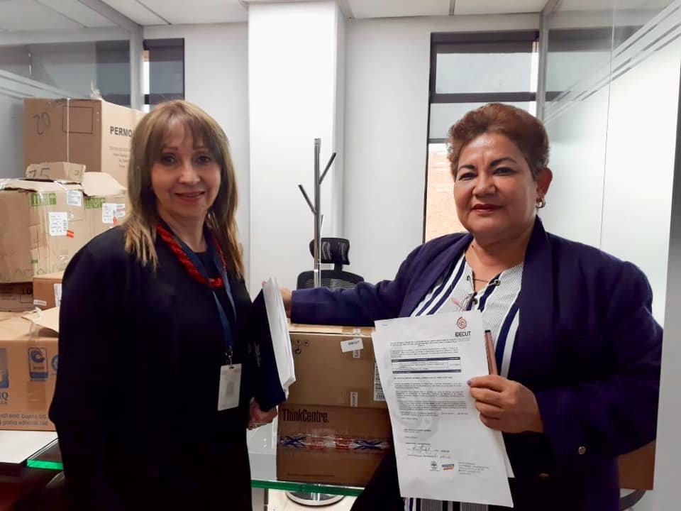 La Alcaldesa del Municipio de Apulo recibió de parte de la Secretaria de Cultura la adquisición de un computador y una CPU para la Biblioteca Municipal, con el fin de que se maneje y brinde una mejor atención a sus usuarios bit.ly/2PQQzDM