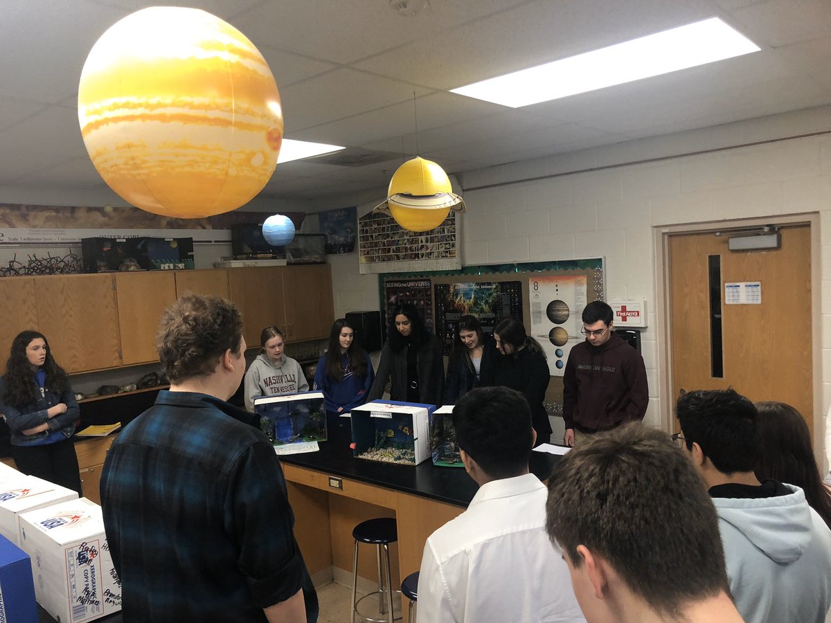 mattjones_edu's tweet photo. Geology/Earth Science Students presenting their Geology Time projects #earthscience #geology #science #WeAreWarren @wths121 https://t.co/pfEOv7uEjZ