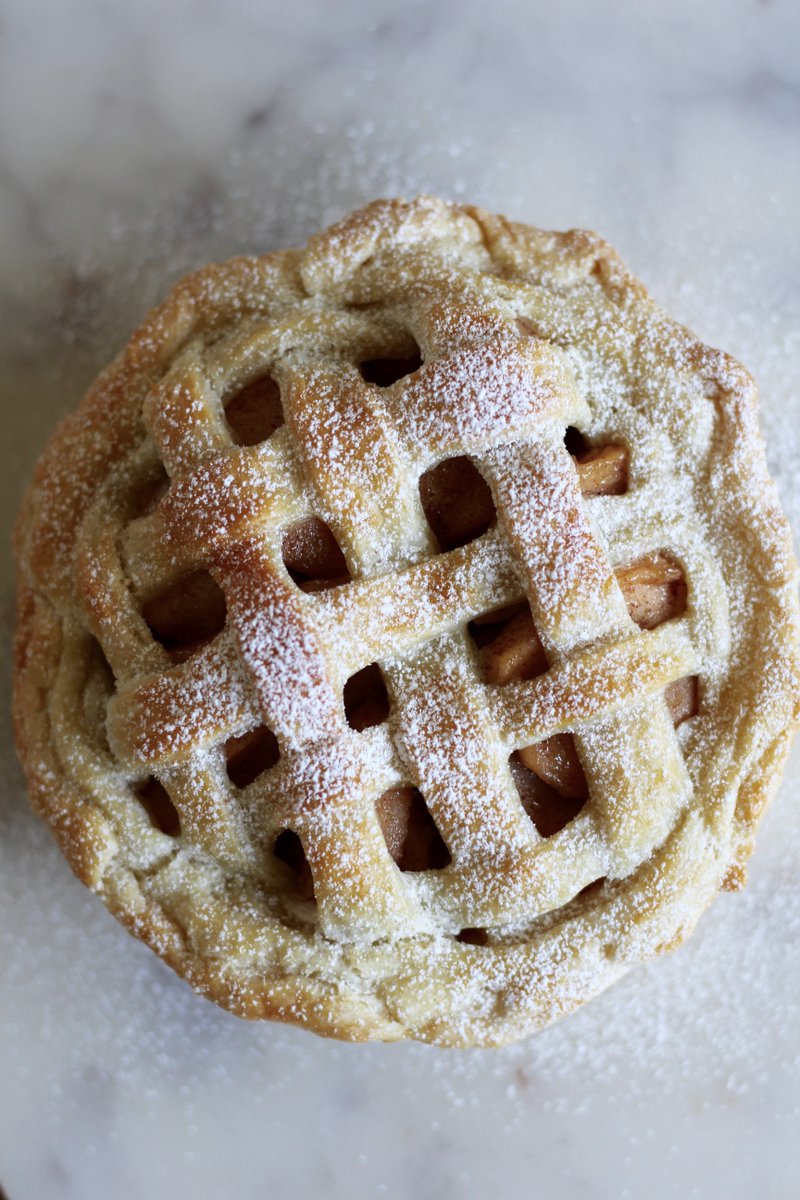 PureMaplers's tweet photo. It's #nationalpieweek and we love this delicious apple pie sweetened with Pure Maple Syrup only!
 Pure Maple Syrup is packed with antioxidants and minerals and has a lower glycemic index than sugar.🍁
#puremaple #maplesyrup https://t.co/aVsO1fpArv
