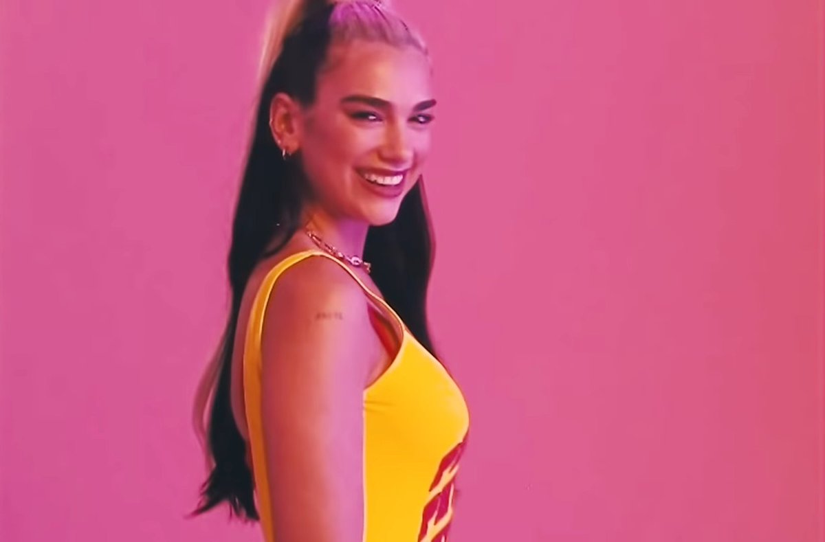 DUA LIPA SMILING...THATS IT..THATS THE TWEETpic.twitter.com/JhSjpc0dow.