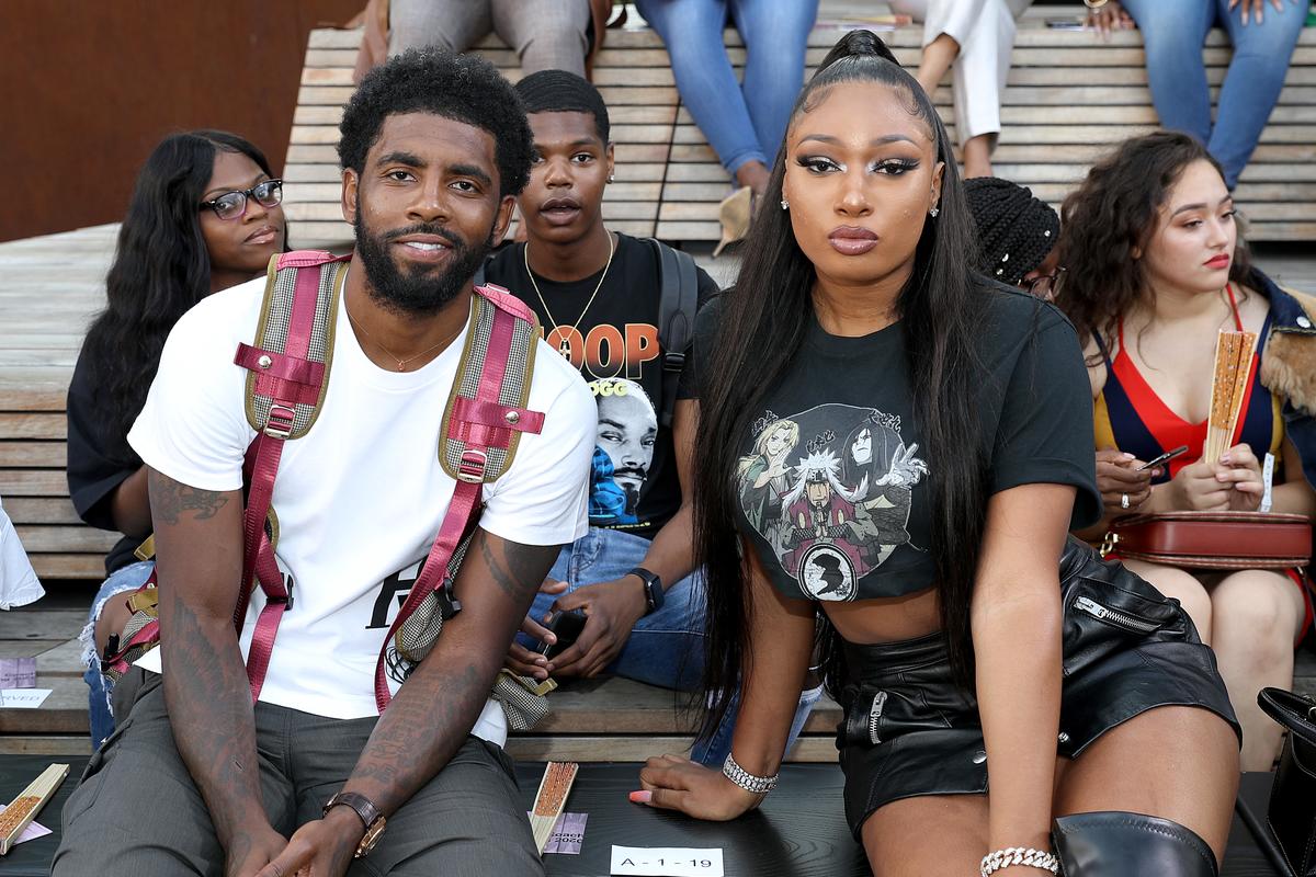 mbf24_7's tweet photo. FREE Megan... or Suga... Or Tina Snow or whoever the hell she is today just free her music up damnit!! 😂
.
.
.
#MBF24 🎧🏀👟 #megantheestallion #suga #TinaSnow #hotgirlsummer #bigolefreak #cashshit #HoustonTexas #astroland #PimpC #kyrie #kyrieIrving #nikebasketball #nike #kyrie6 https://t.co/sPSQQFUFla