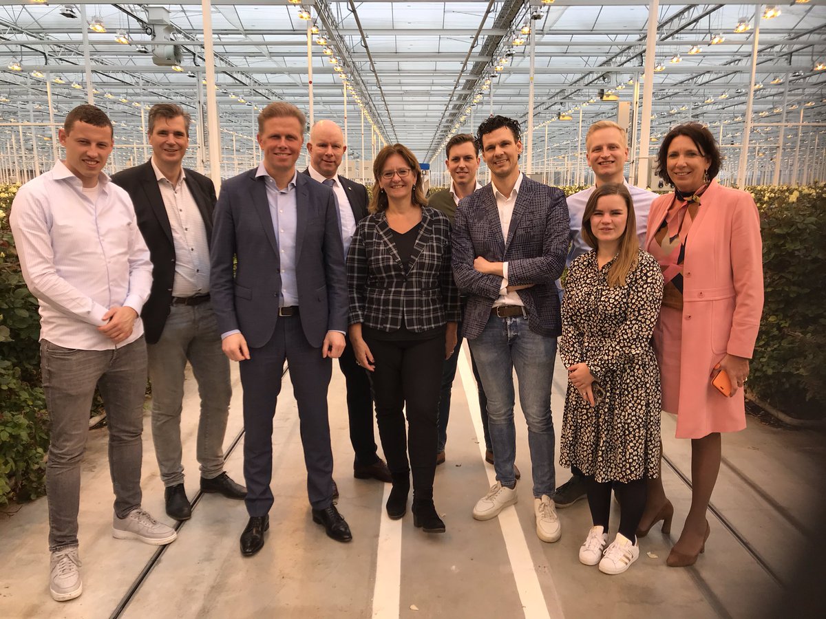 ArneWeverling's tweet photo. Met collega’s @aukjedevries @HelmaLodders en onze medewerkers een inspirerend werkbezoek gehad bij SK Roses en @WorldHortiCentr. Oplossingen gezien voor wereldwijde uitdagingen en natuurlijk ook gesproken over de uitdagingen voor ondernemers mbt duurzaamheid en energie. https://t.co/LvFN6Nh7XS
