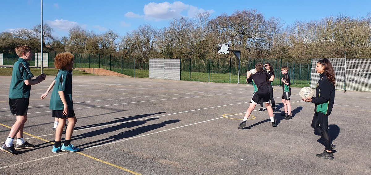 SAGCSEPE's tweet photo. This year 9 group are being introduced to playing netball, for the boys, and coaching netball, for the girls. A really enjoyable lesson, and the weather was very spring-like 👏🏼 https://t.co/Bna7835qDj