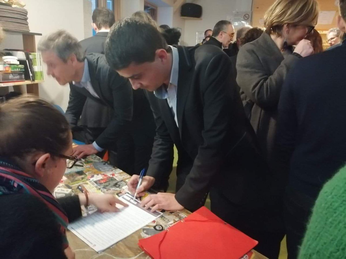StrasEnCommun's tweet photo. 🔴@KevinLoquais  pour Strasbourg en Commun signait aujourd’hui le Pacte pour la Transition citoyenne :

⏩De nombreuses mesures sont déjà dans notre programme mais nous nous engagerons toujours pour relever les défis de notre temps ! #SXB2020 #TransitionEcologique https://t.co/NhqSbT1xOU